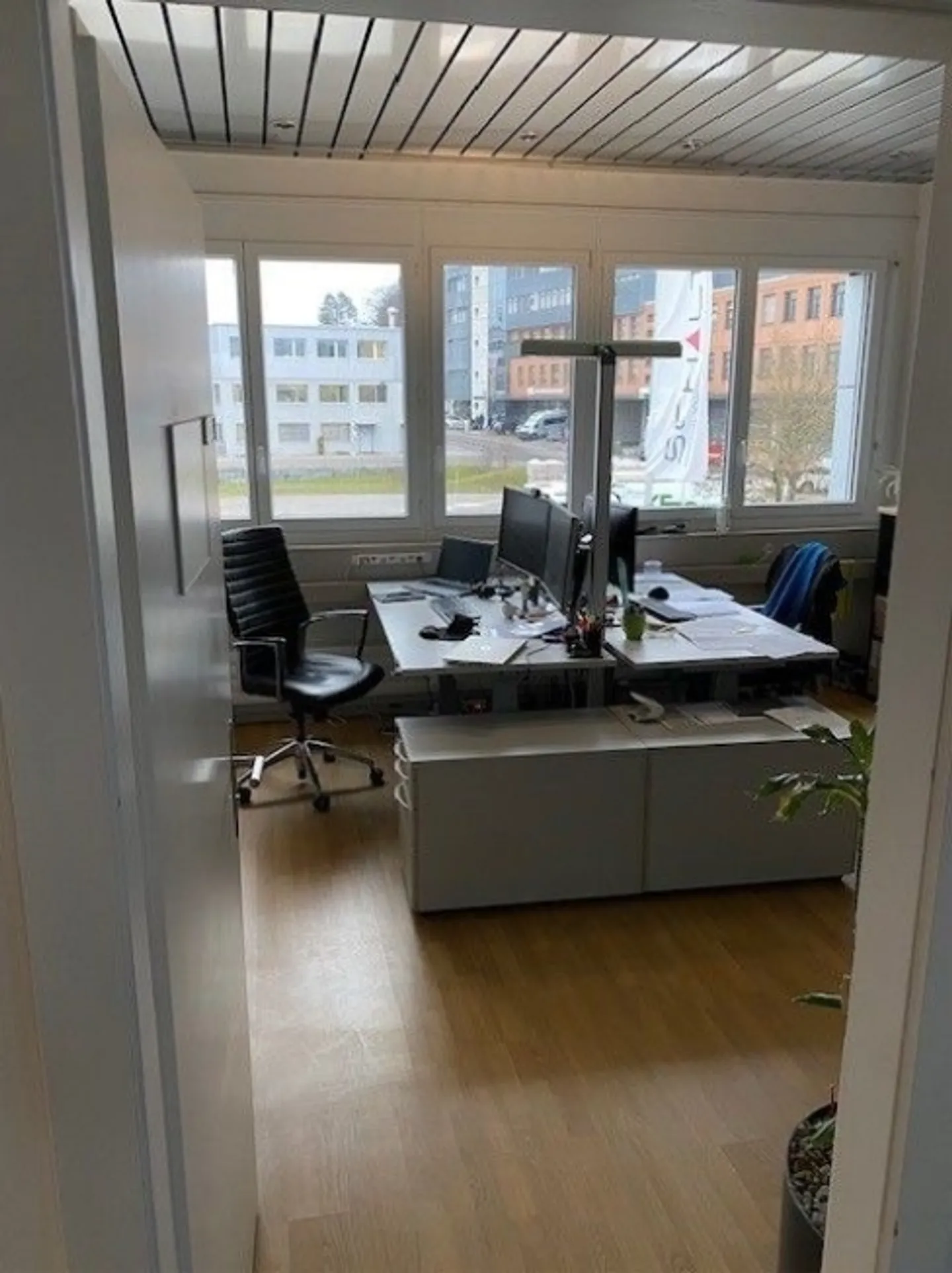 Vermietung von bis zu 160 m2 Bürofläche / Gewerbefläche von 559 m2 kann bei Bedarf dazu gemietet werden - Foto 4 von 13