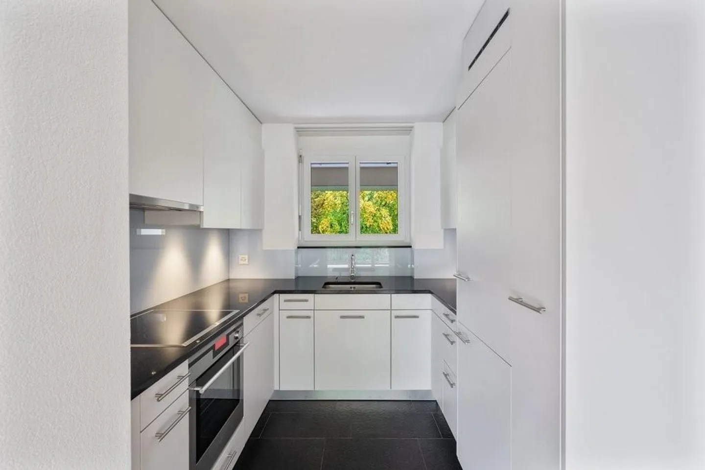 Dreamlike apartment with large seating area - Photo 3 of 11