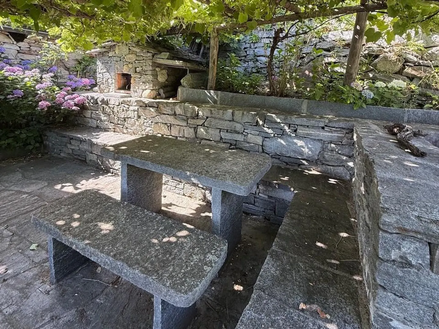 Emplacement Exclusif, Vue Panoramique Spectaculaire & Espace Extérieur de Prestige! - Photo 8 sur 10