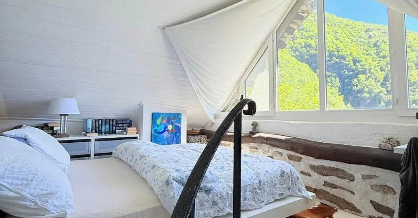 Emplacement Exclusif, Vue Panoramique Spectaculaire & Espace Extérieur de Prestige! - Photo 4 sur 10