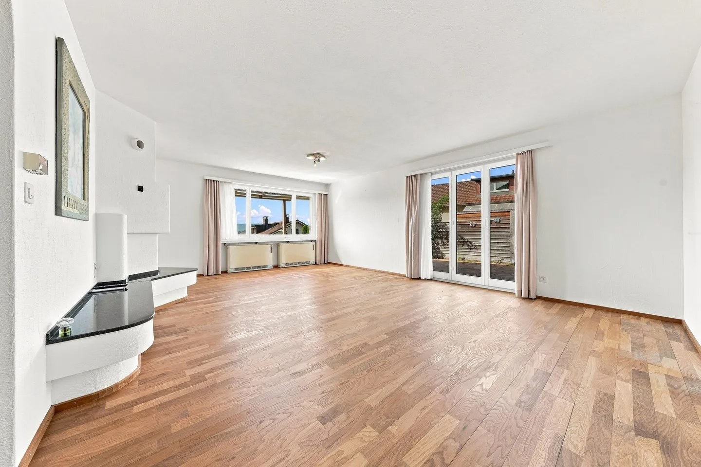 Spacious Family Home with Garden - Photo 2 of 12