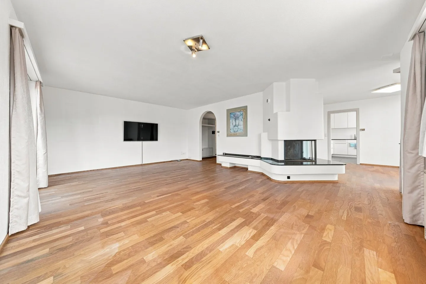 Spacious Family Home with Garden - Photo 3 of 12