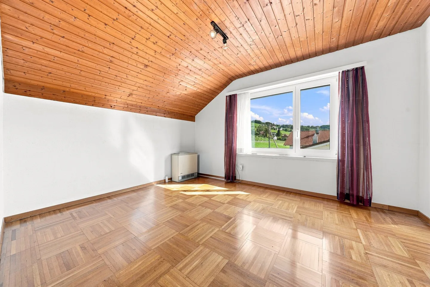 Spacious Family Home with Garden - Photo 4 of 12