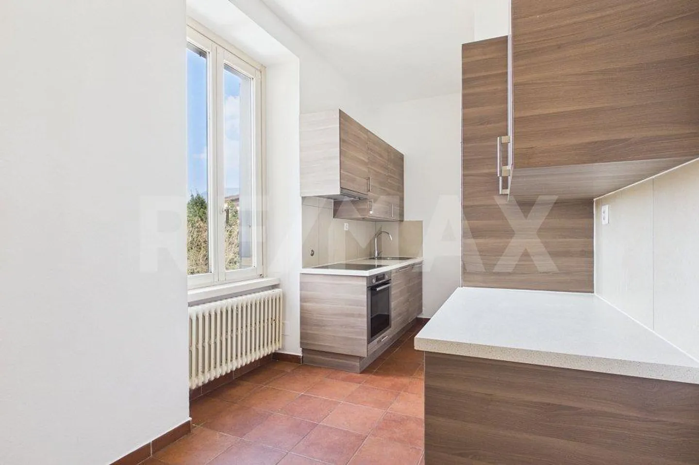 Appartamento con 4,5 stanze, balcone e due posti auto - Foto 2 di 10