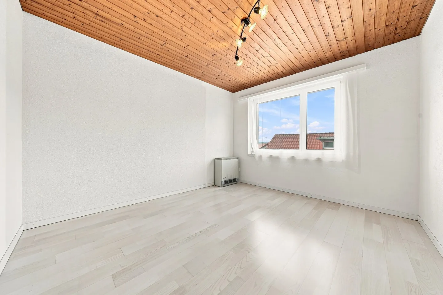 Spacious Family Home with Garden - Photo 7 of 12