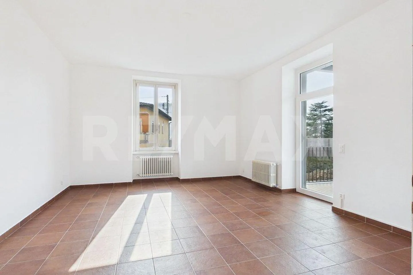 Appartamento con 4,5 stanze, balcone e due posti auto - Foto 3 di 10