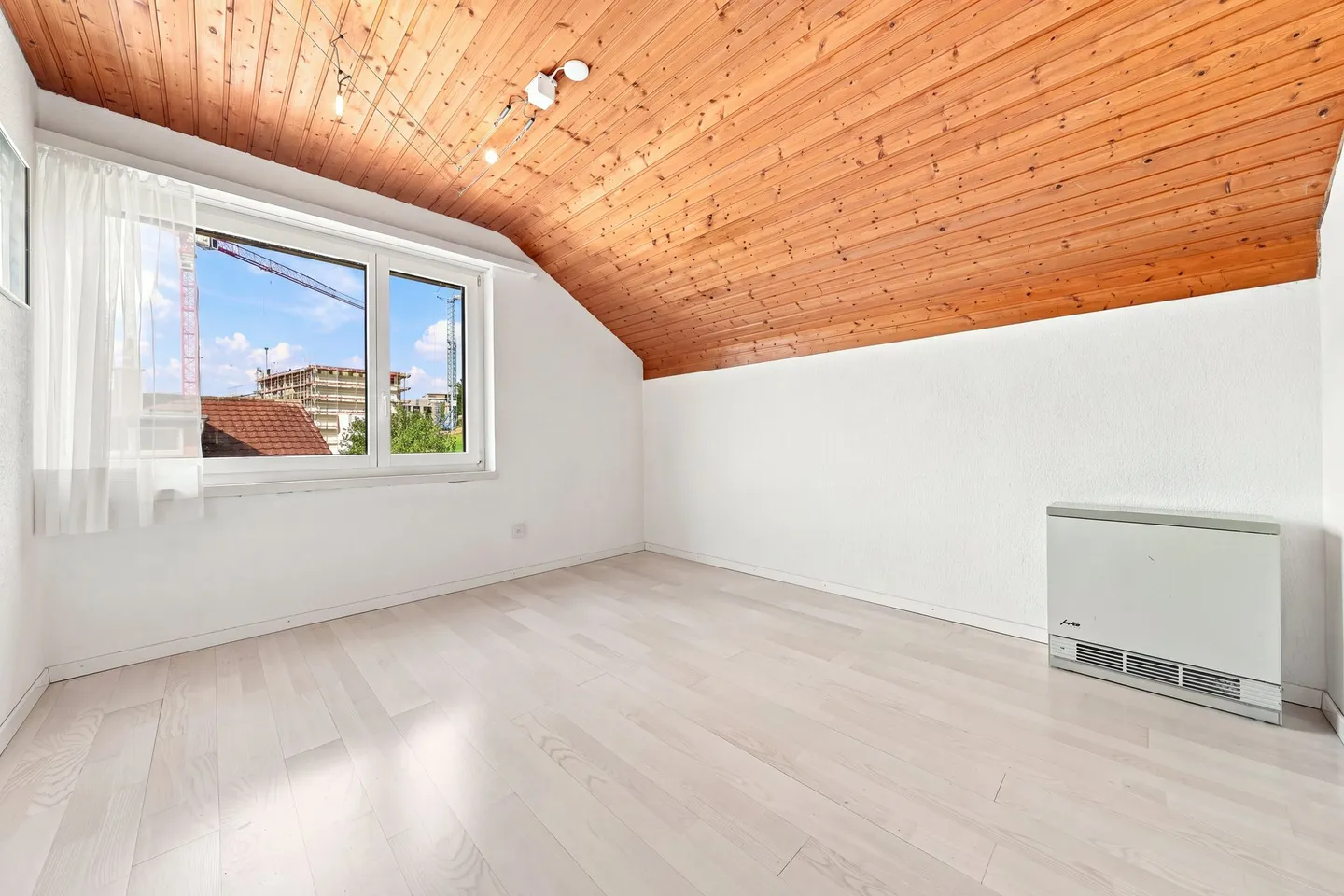Spacious Family Home with Garden - Photo 5 of 12