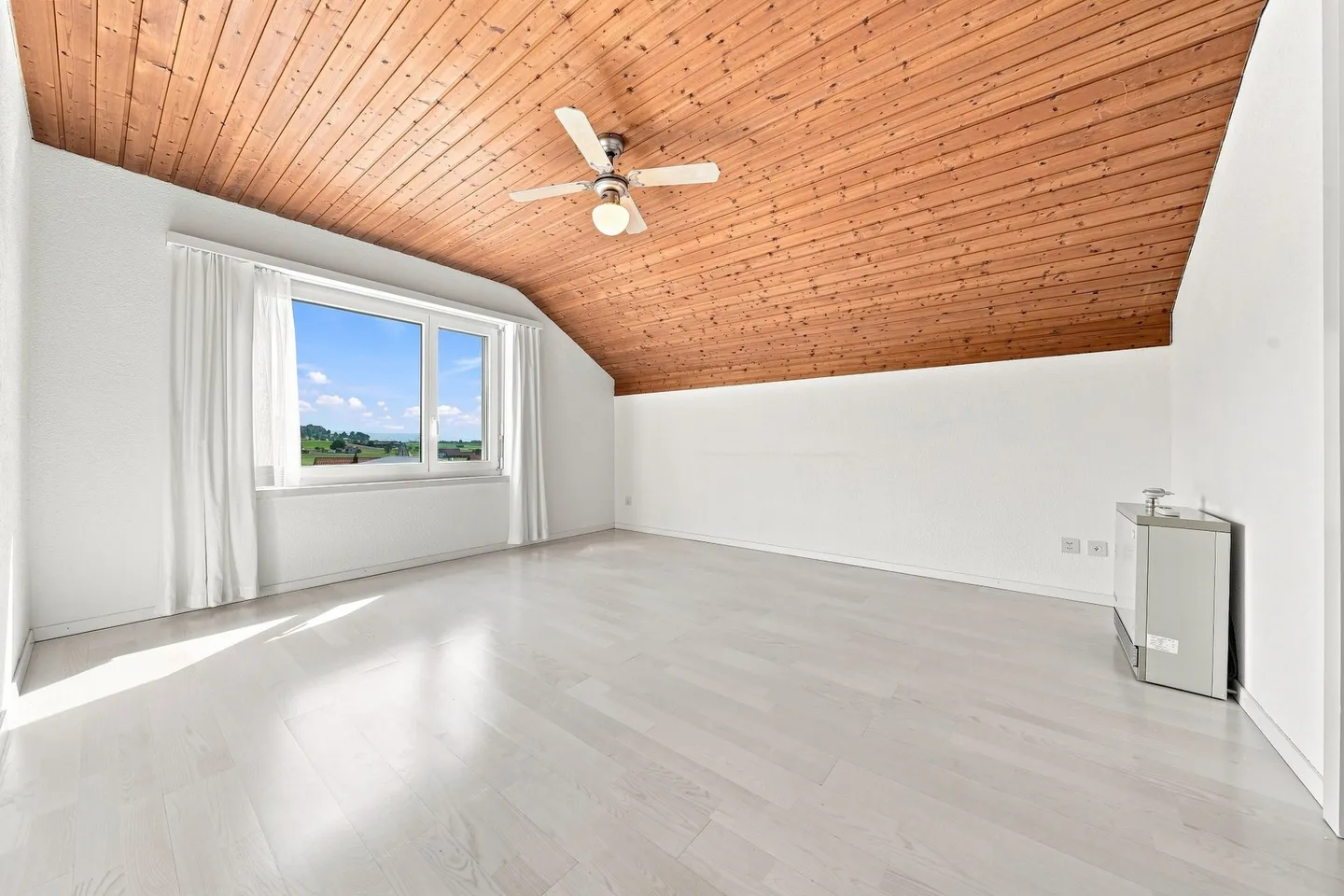 Spacious Family Home with Garden - Photo 6 of 12