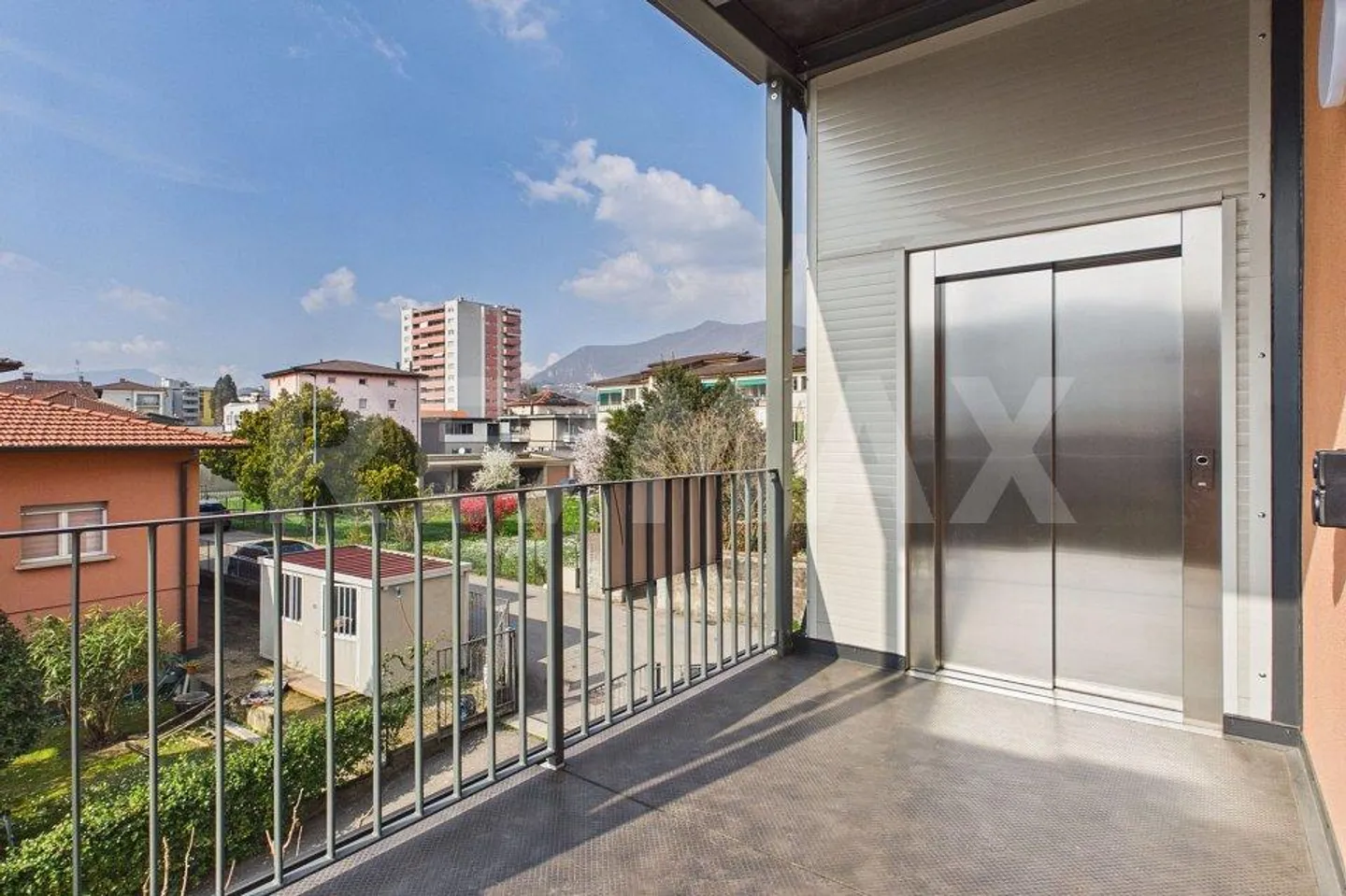 Appartamento con 4,5 stanze, balcone e due posti auto - Foto 4 di 10