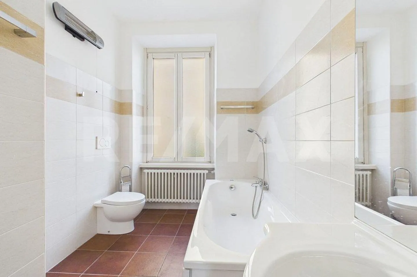 Appartamento con 4,5 stanze, balcone e due posti auto - Foto 6 di 10