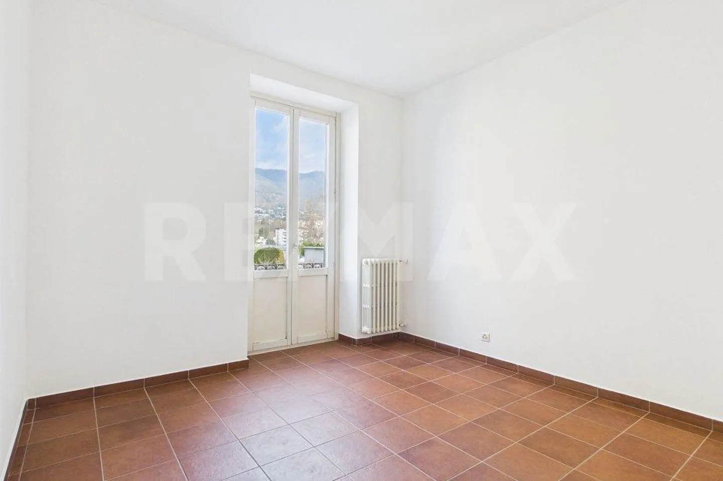 Appartamento con 4,5 stanze, balcone e due posti auto - Foto 7 di 10