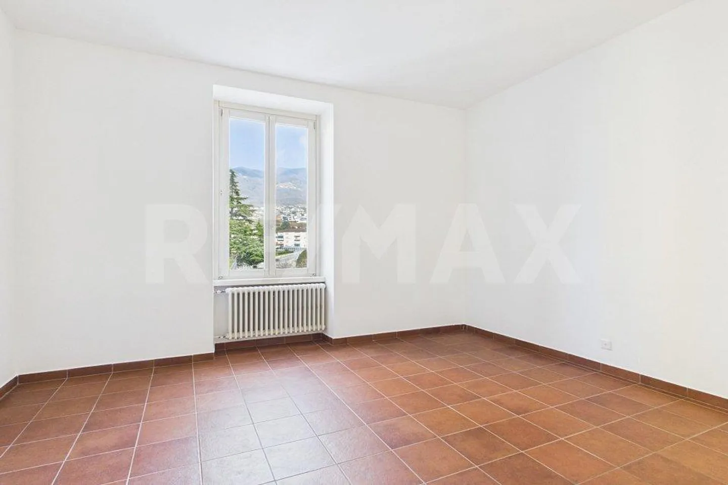 Appartamento con 4,5 stanze, balcone e due posti auto - Foto 8 di 10