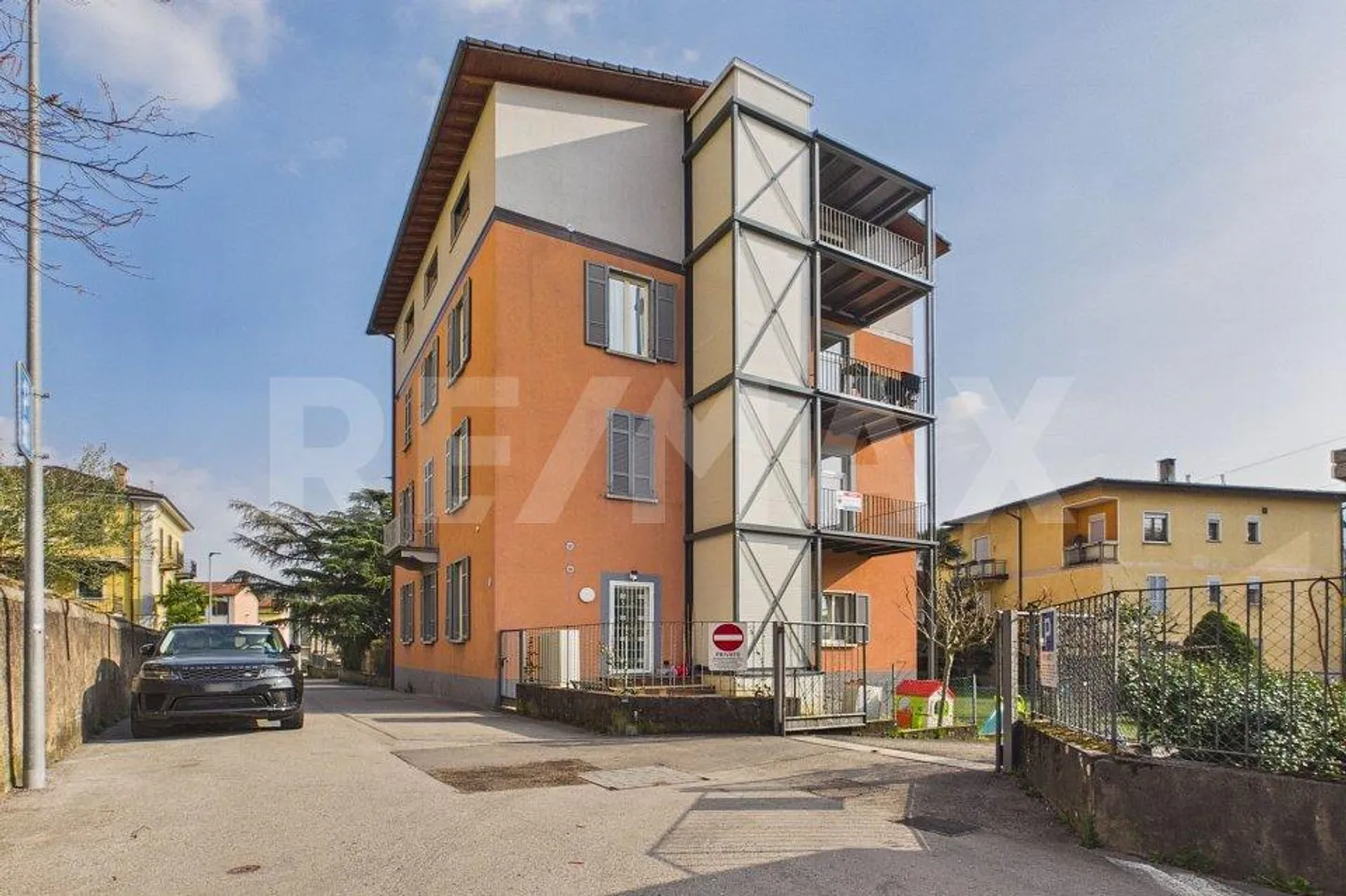 Appartamento con 4,5 stanze, balcone e due posti auto - Foto 10 di 10