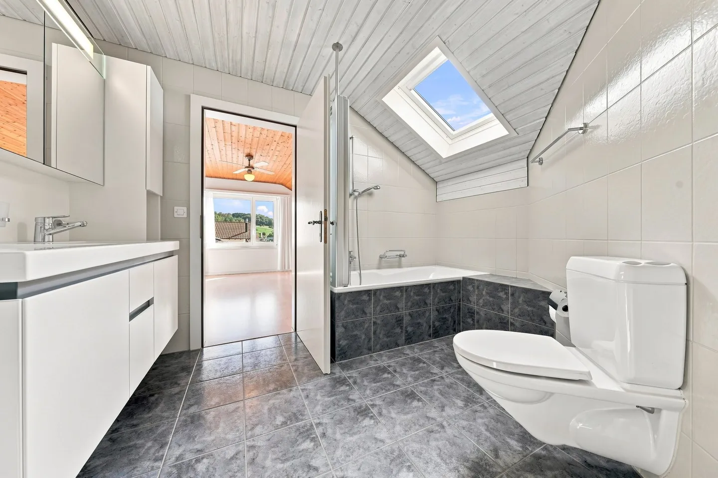 Spacious Family Home with Garden - Photo 10 of 12