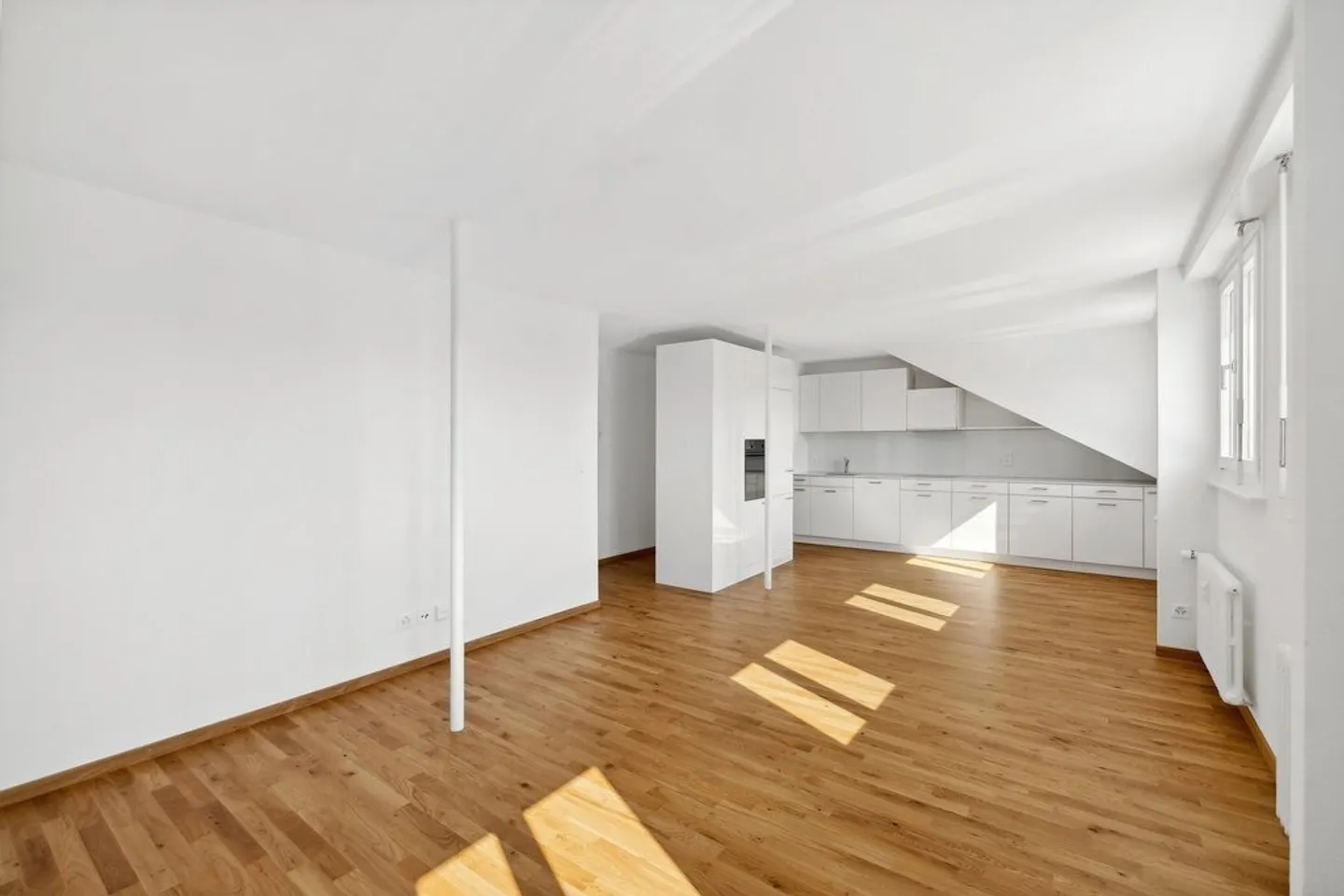Appartamento mansardato appena ristrutturato in una proprietà tranquilla - Foto 2 di 8