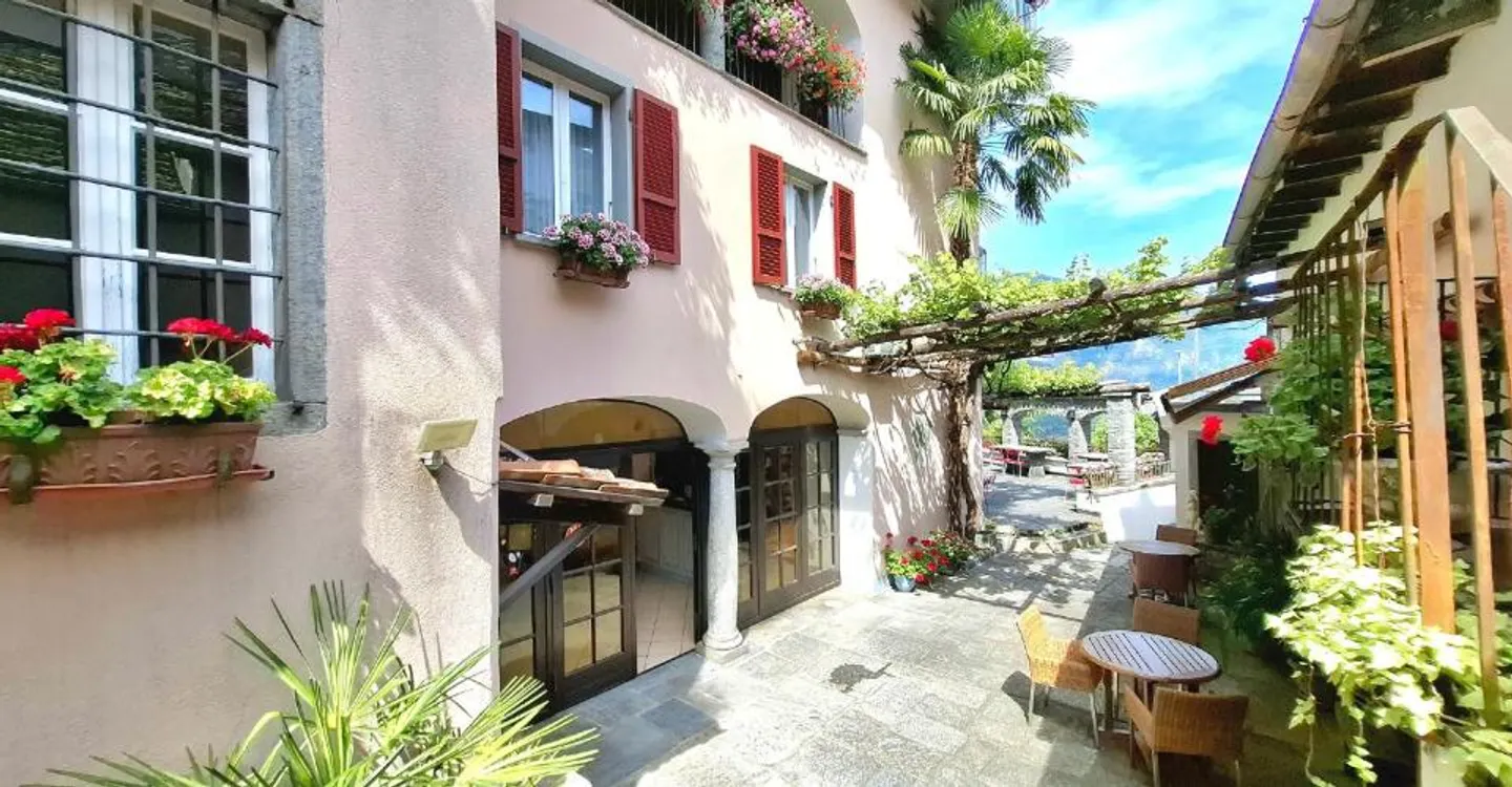 Historic residence with 20 rooms in the heart of Intragna — live, host, and create a unique project in the Centovalli - Photo 1 of 12