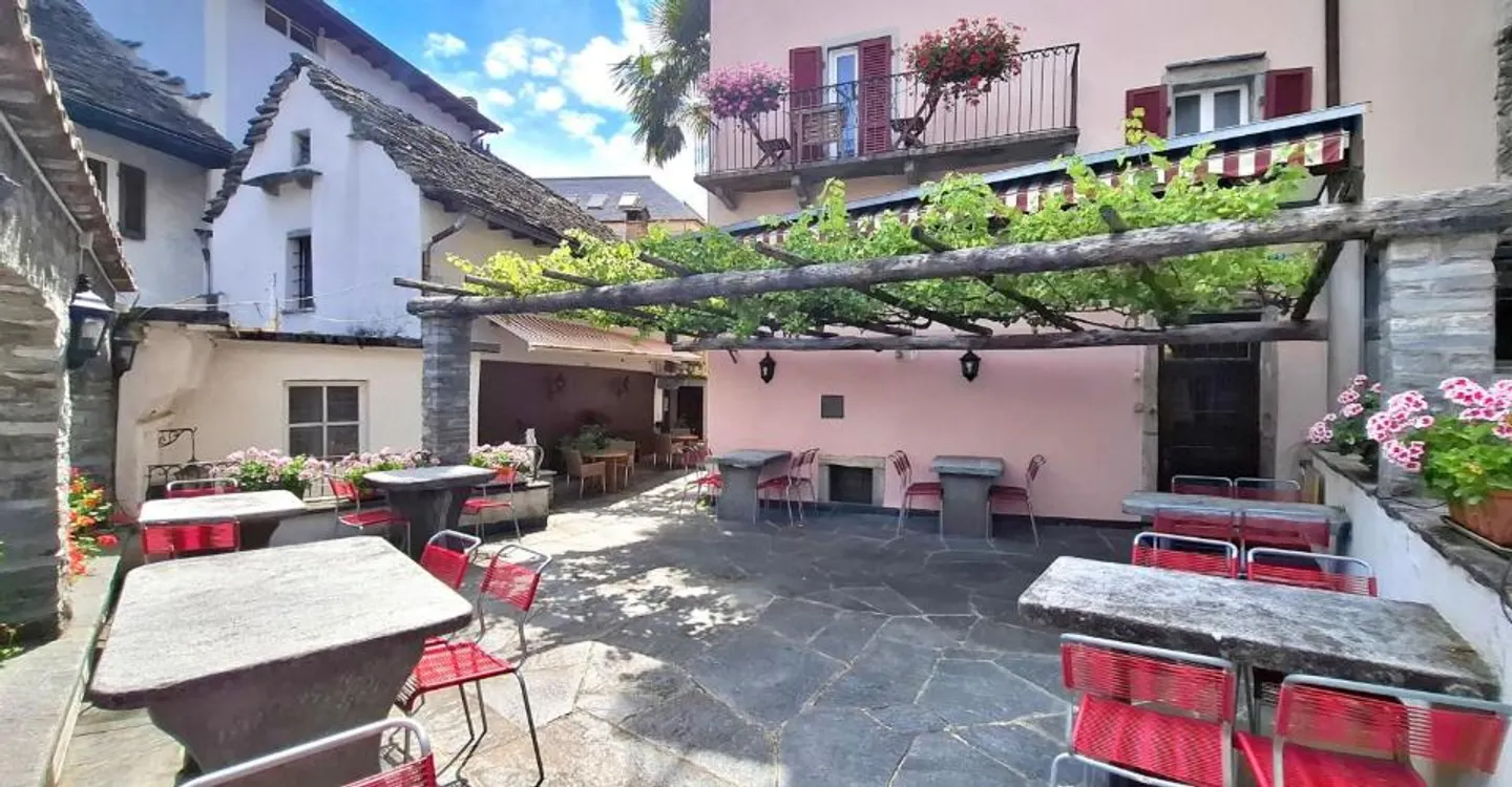 Historic residence with 20 rooms in the heart of Intragna — live, host, and create a unique project in the Centovalli - Photo 2 of 12