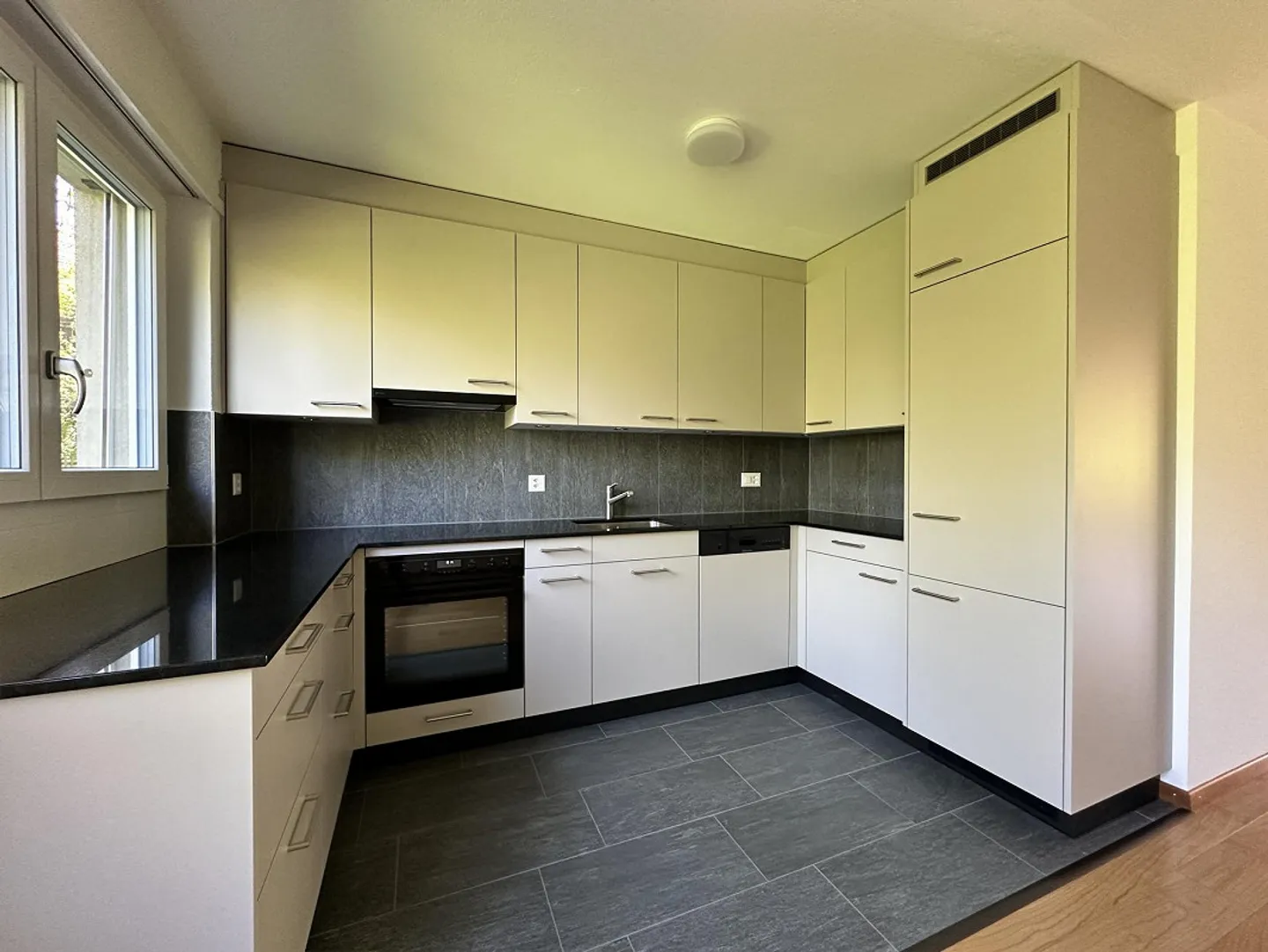 Spazioso, nuovo e una vista MERAVIGLIOSA - Foto 2 di 18