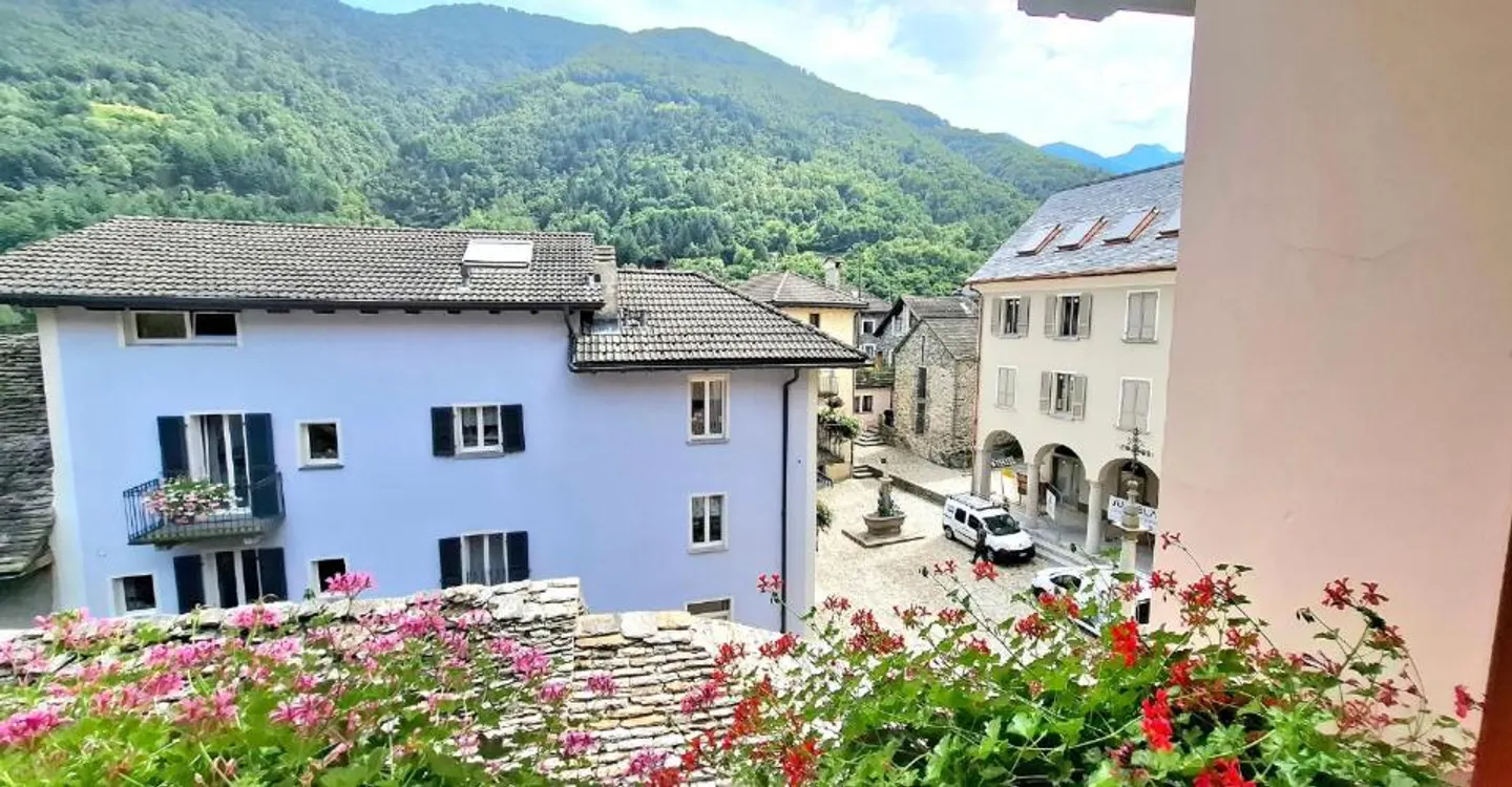 Historic residence with 20 rooms in the heart of Intragna — live, host, and create a unique project in the Centovalli - Photo 4 of 12