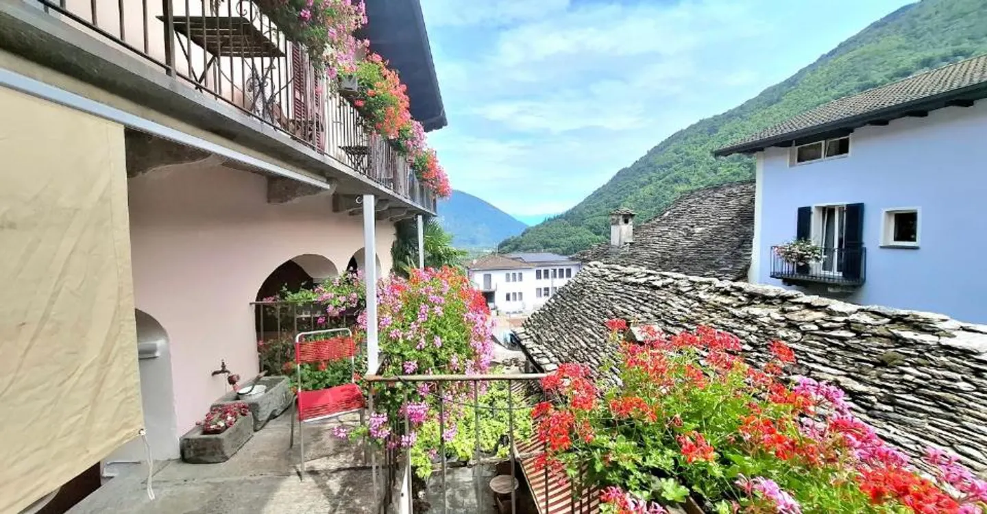 Historic residence with 20 rooms in the heart of Intragna — live, host, and create a unique project in the Centovalli - Photo 5 of 12