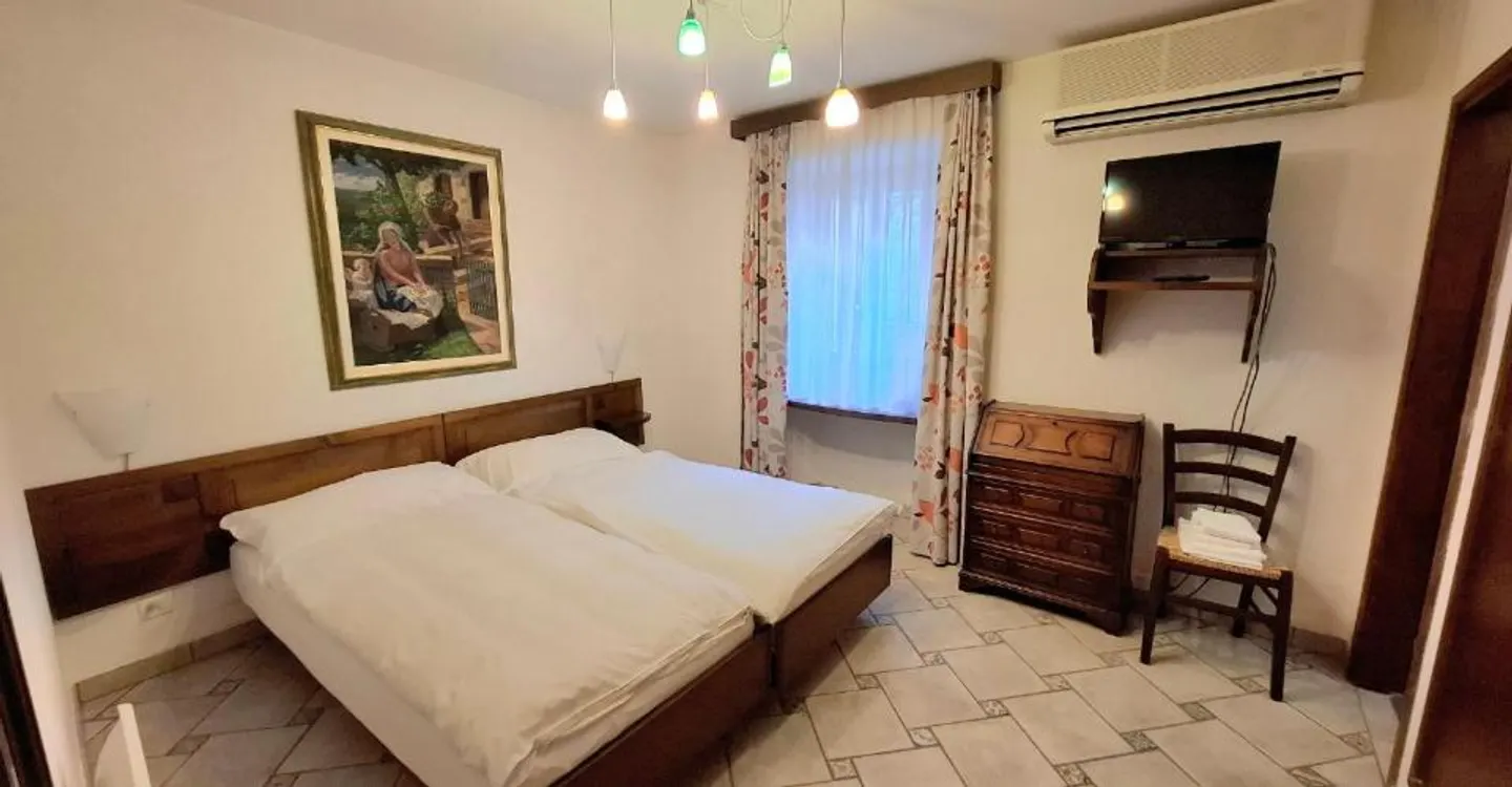 Historic residence with 20 rooms in the heart of Intragna — live, host, and create a unique project in the Centovalli - Photo 7 of 12