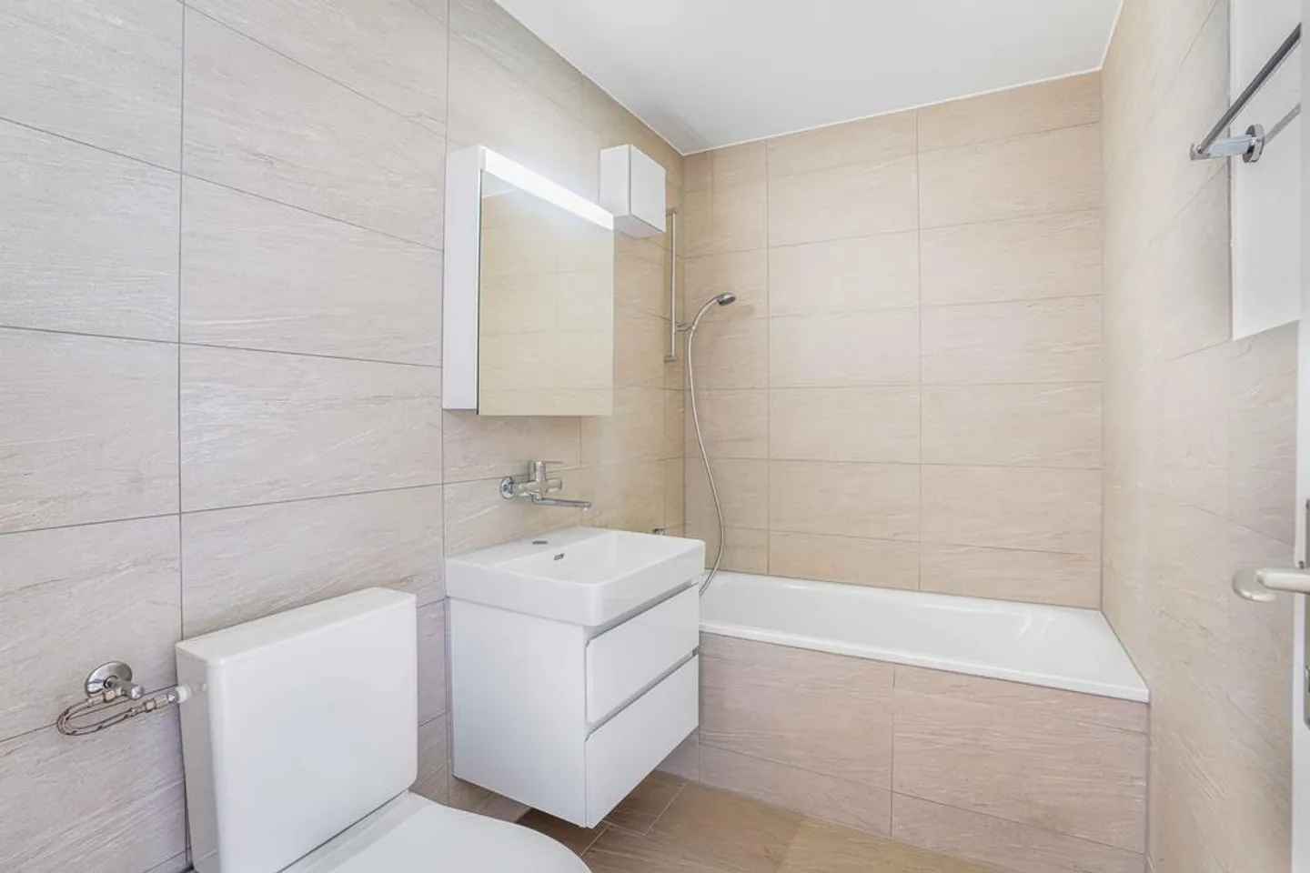 schöne 4.5 Zimmer-Wohnung an ruhiger Lage - Foto 3 von 8
