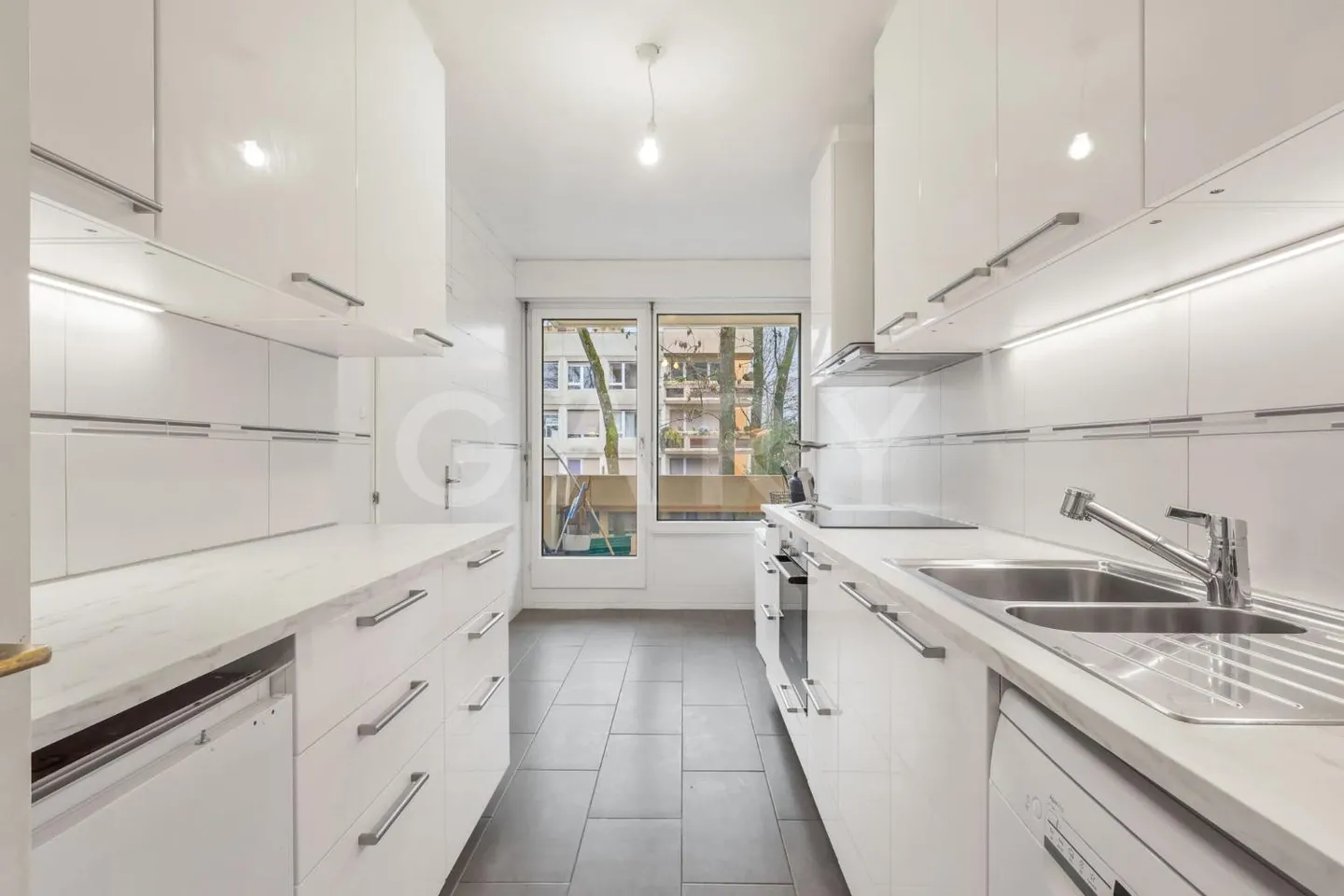 Apartment with 7 Rooms - Photo 5 of 10