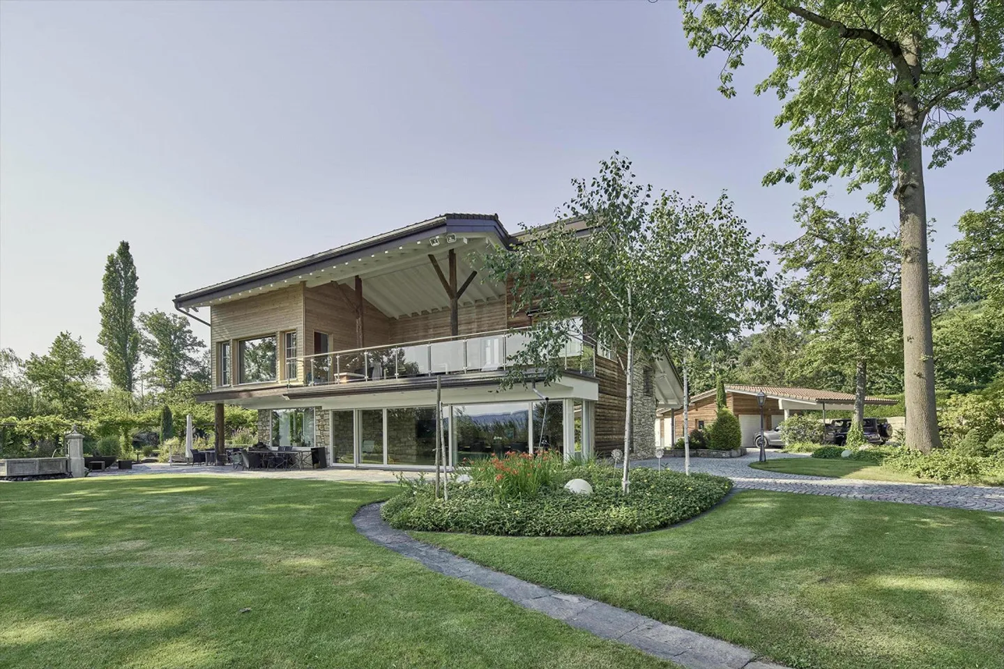 Spacious lakeside property near Lucerne - Photo 3 of 8