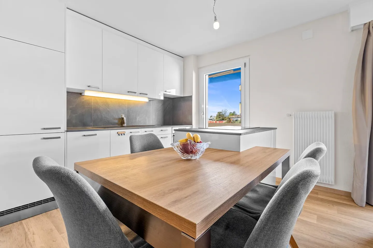 Wunderschöne 3,5 Zimmer mit Balkon mit Blick auf den See - Foto 4 von 9
