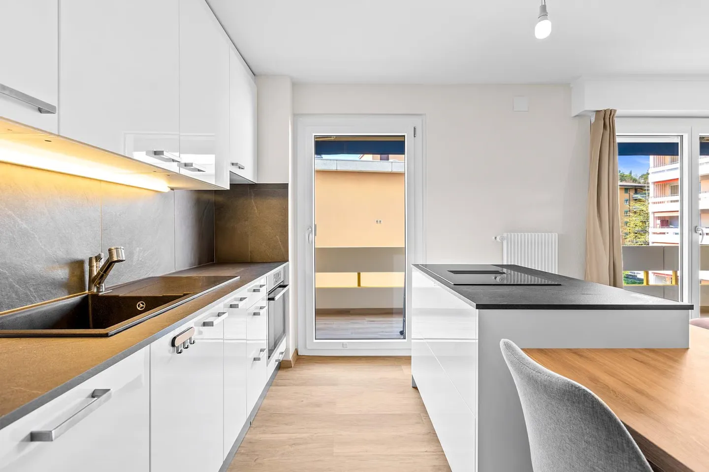 Wunderschöne 3,5 Zimmer mit Balkon mit Blick auf den See - Foto 5 von 9