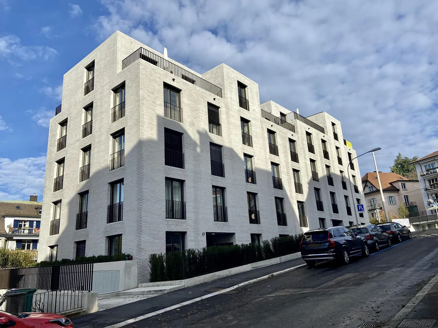 Parcheggio in affitto in un nuovo edificio moderno - Foto 1 di 3