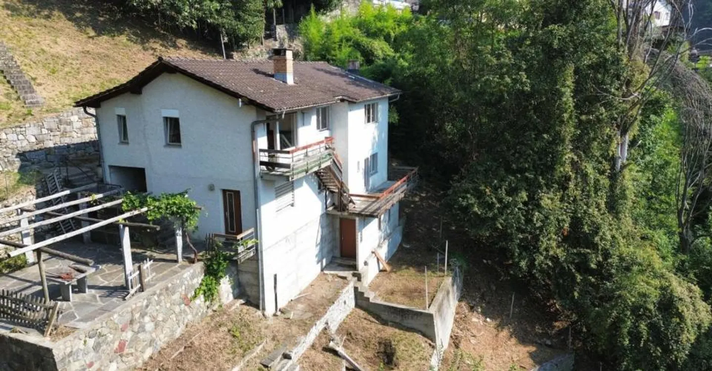 Stunning view of the Morobbia Valley, garden with pergola and renovation potential! - Photo 1 of 11