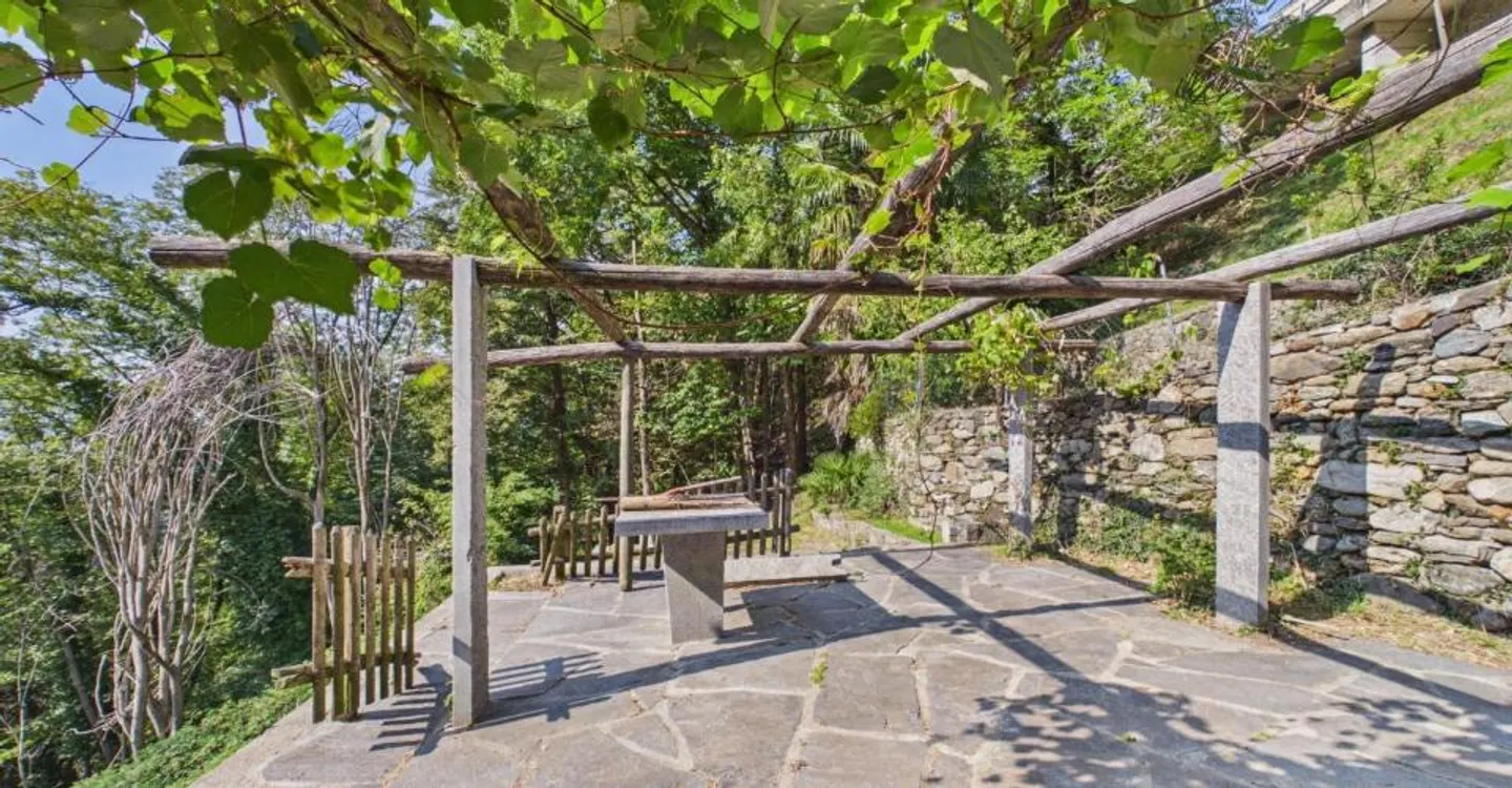 Stunning view of the Morobbia Valley, garden with pergola and renovation potential! - Photo 5 of 11