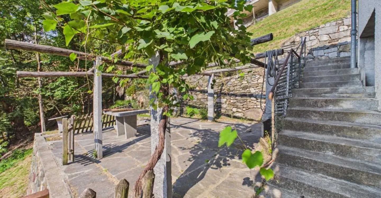 Stunning view of the Morobbia Valley, garden with pergola and renovation potential! - Photo 6 of 11
