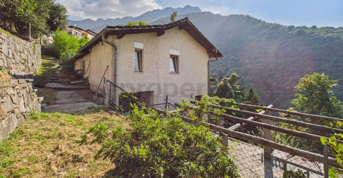 Stunning view of the Morobbia Valley, garden with pergola and renovation potential! - Photo 8 of 11