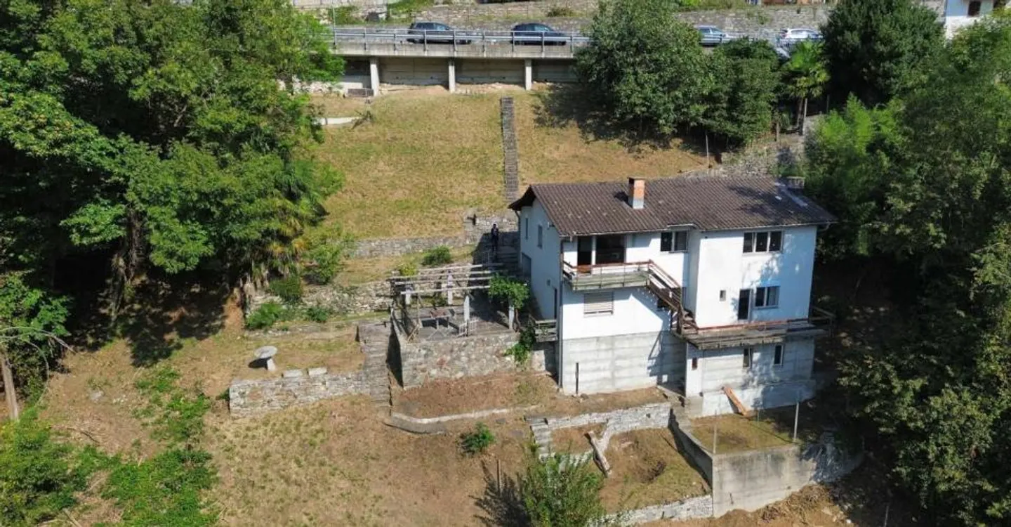 Stunning view of the Morobbia Valley, garden with pergola and renovation potential! - Photo 9 of 11