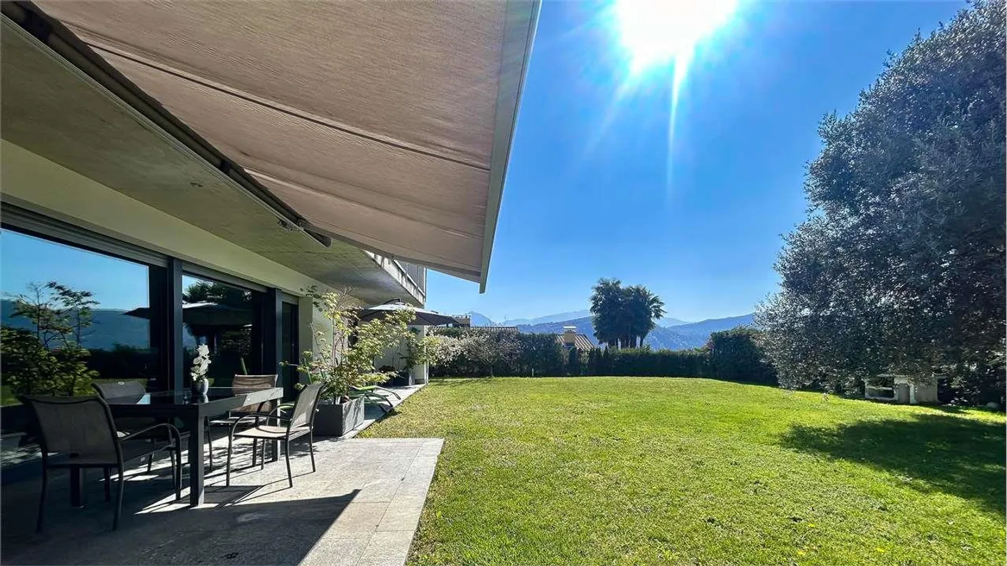 VILLA ÉLÉGANTE AVEC GRAND JARDIN ET VUE OUVERTE - Photo 1 sur 12