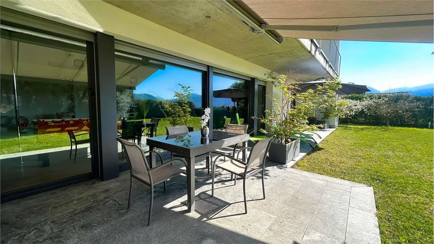 VILLA ÉLÉGANTE AVEC GRAND JARDIN ET VUE OUVERTE - Photo 2 sur 12