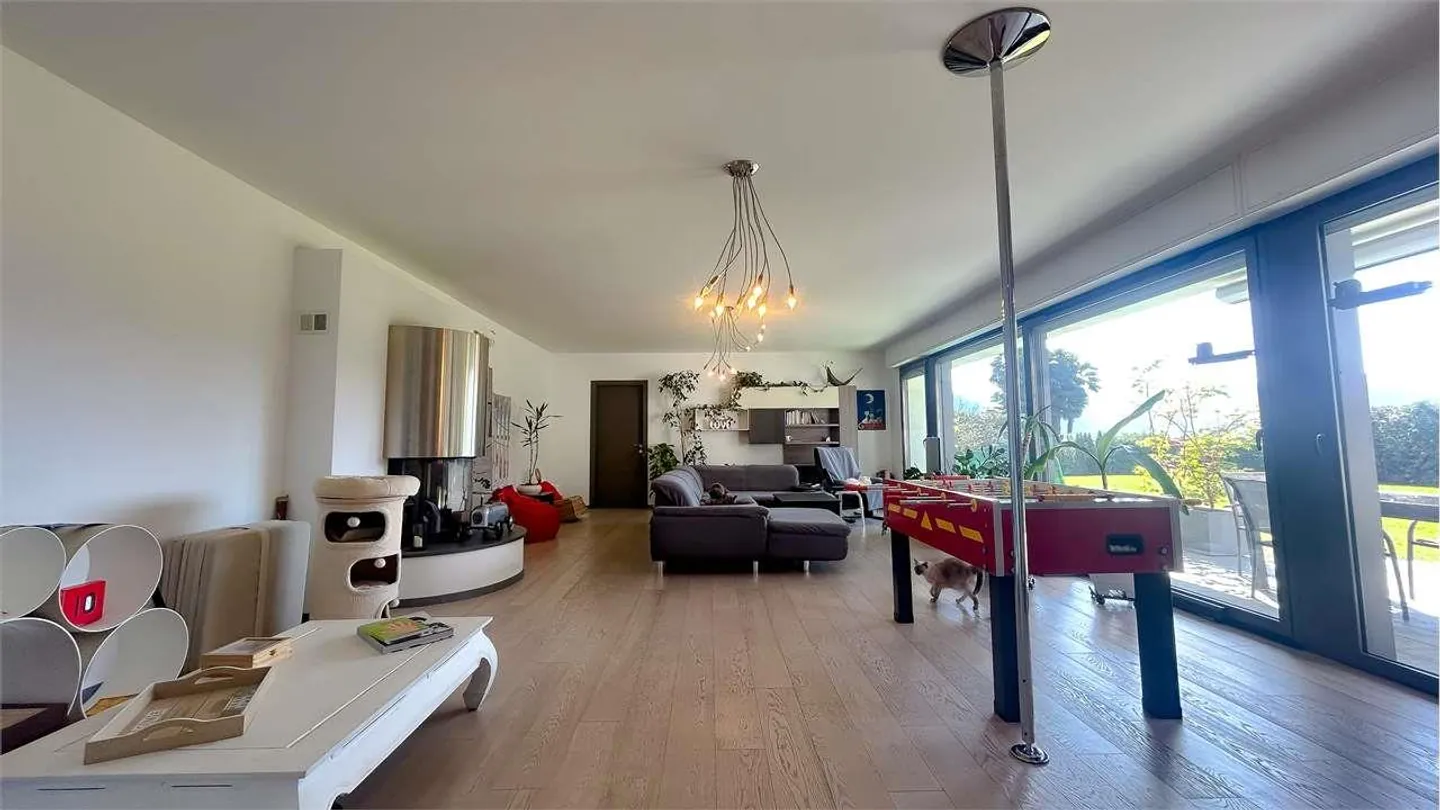 VILLA ÉLÉGANTE AVEC GRAND JARDIN ET VUE OUVERTE - Photo 5 sur 12