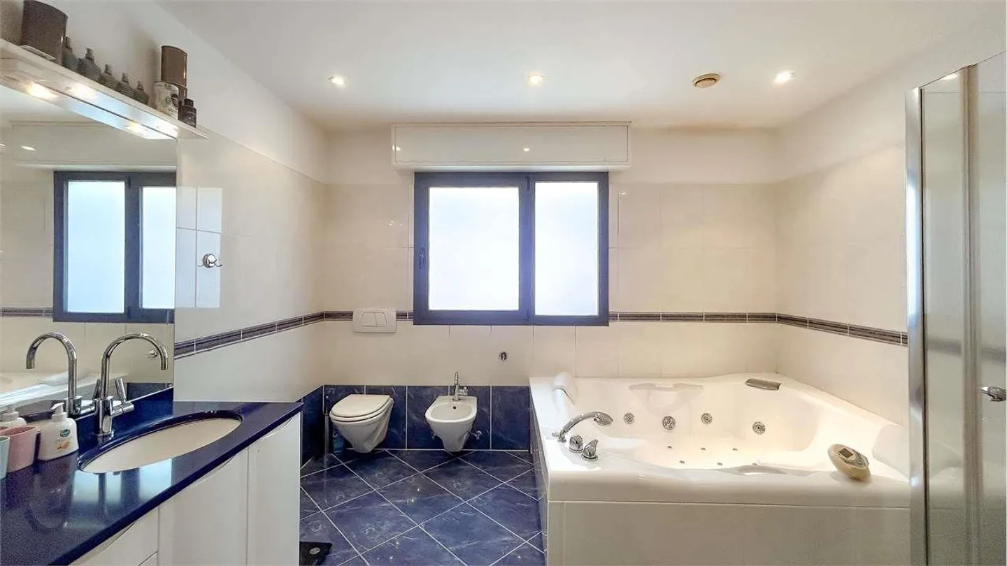 VILLA ÉLÉGANTE AVEC GRAND JARDIN ET VUE OUVERTE - Photo 11 sur 12