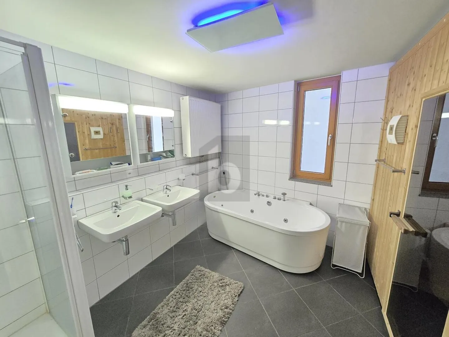 Charming Apartment with Lake View - Photo 4 of 6