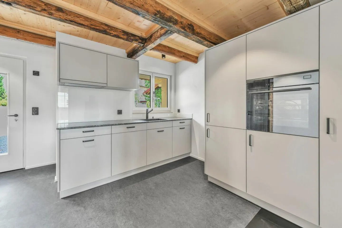 Move in and feel at home: Charming 3.5-room house part, completely renovated and ready to move in in Bazenheid - Photo 2 of 30