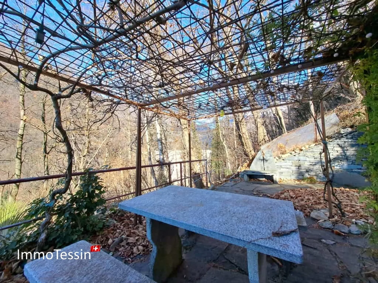 Renovated house near the Verzasca dam with beautiful views up to Lake Maggiore - Photo 3 of 13
