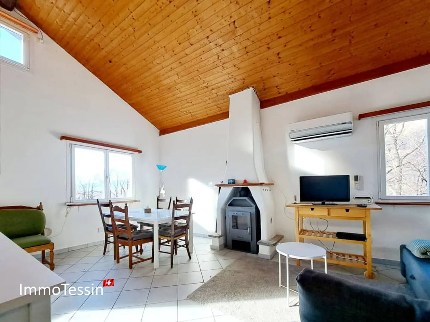Renovated house near the Verzasca dam with beautiful views up to Lake Maggiore - Photo 4 of 13