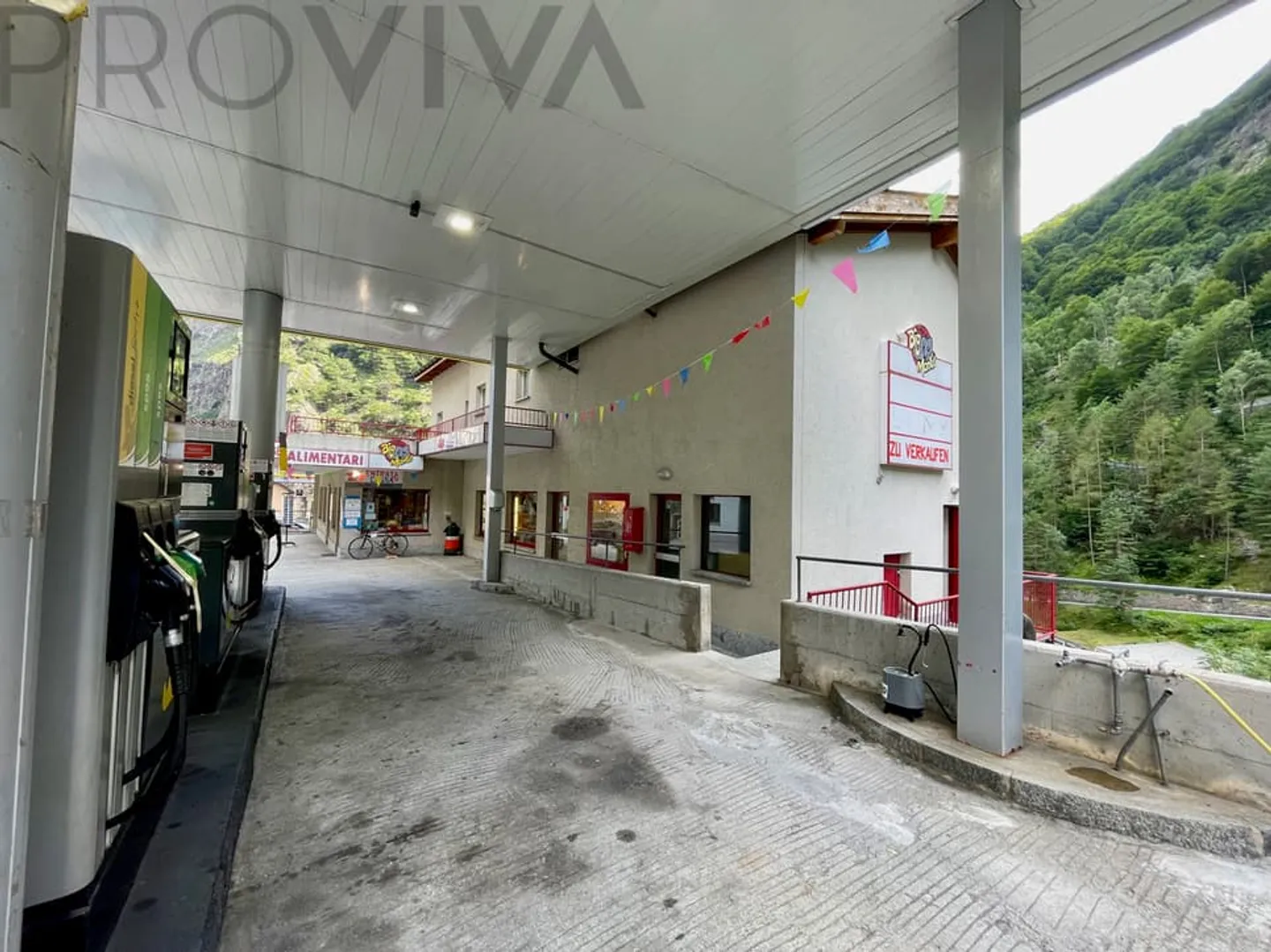 Bâtiment commercial et résidentiel avec un grand potentiel à la frontière - Photo 3 sur 7