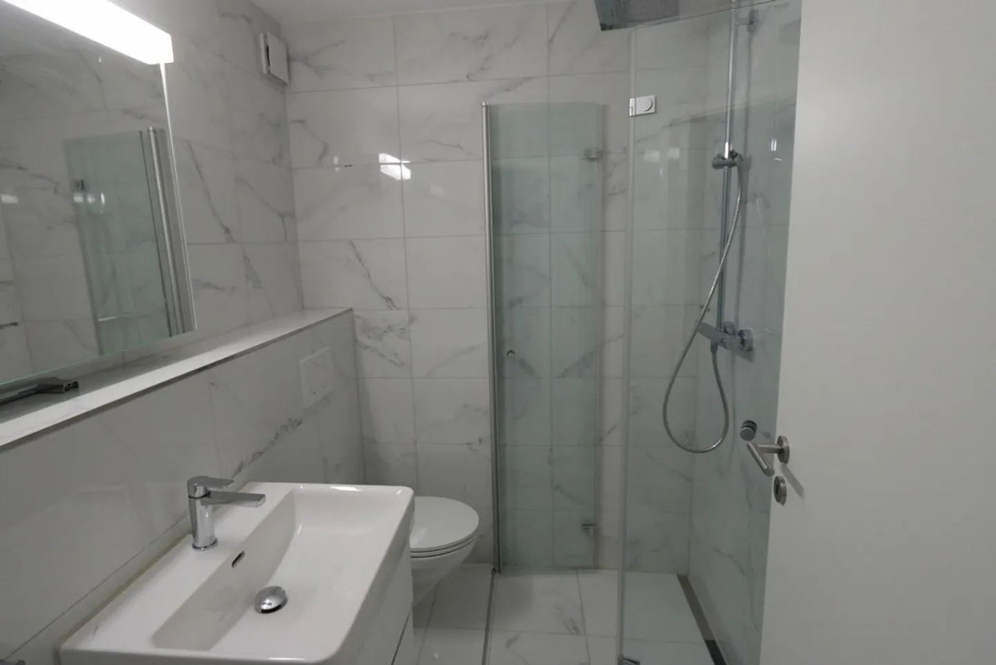 Modern apartment with beautiful view - Photo 3 of 4