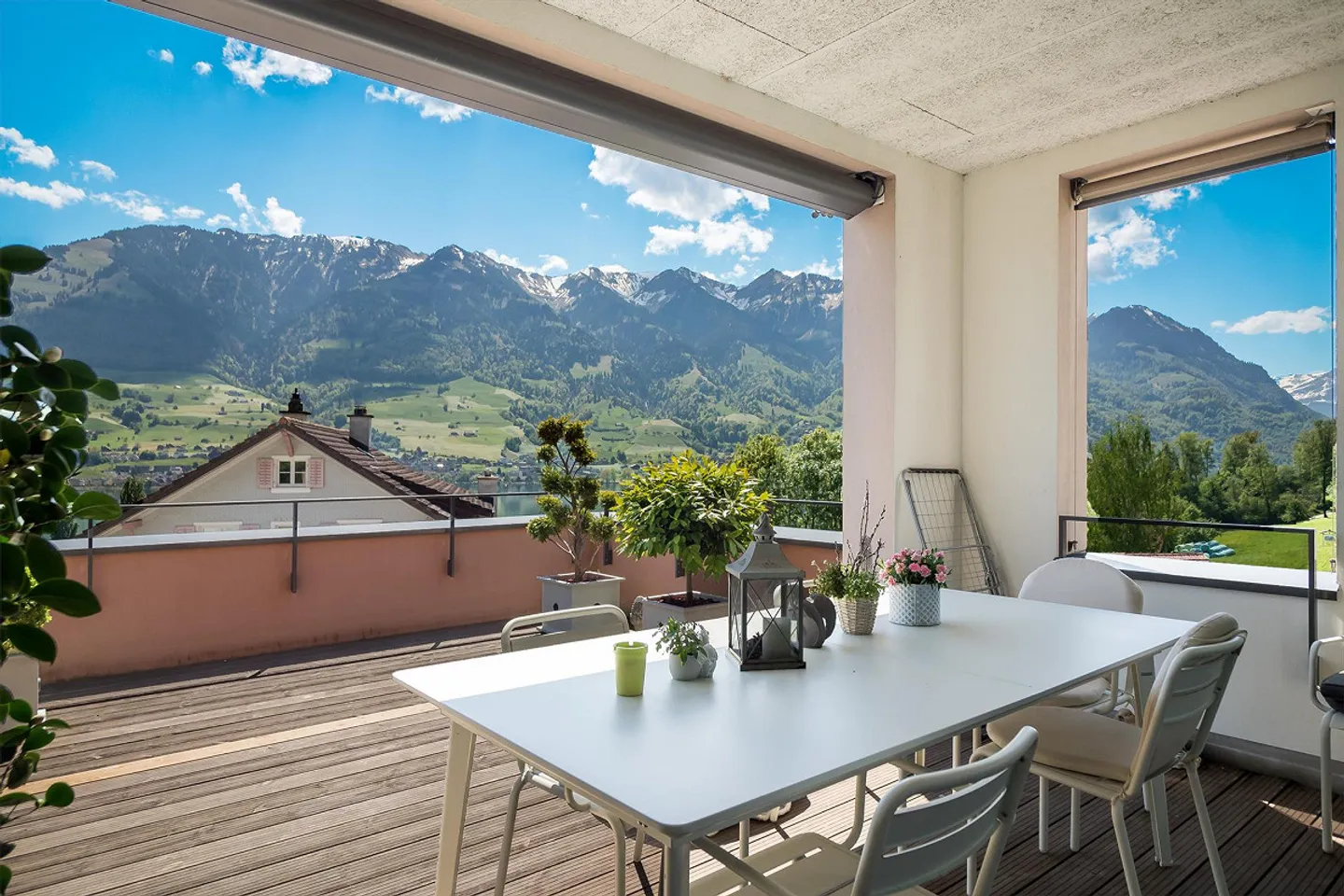Modern apartment with lake view - Photo 2 of 10