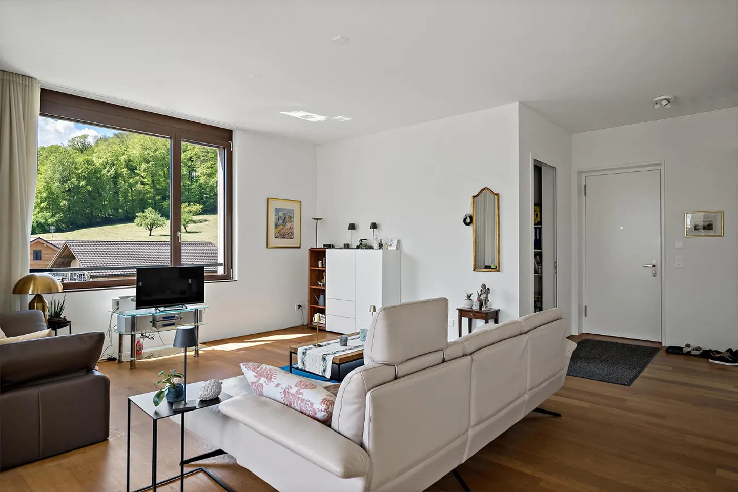 Modern apartment with lake view - Photo 5 of 10