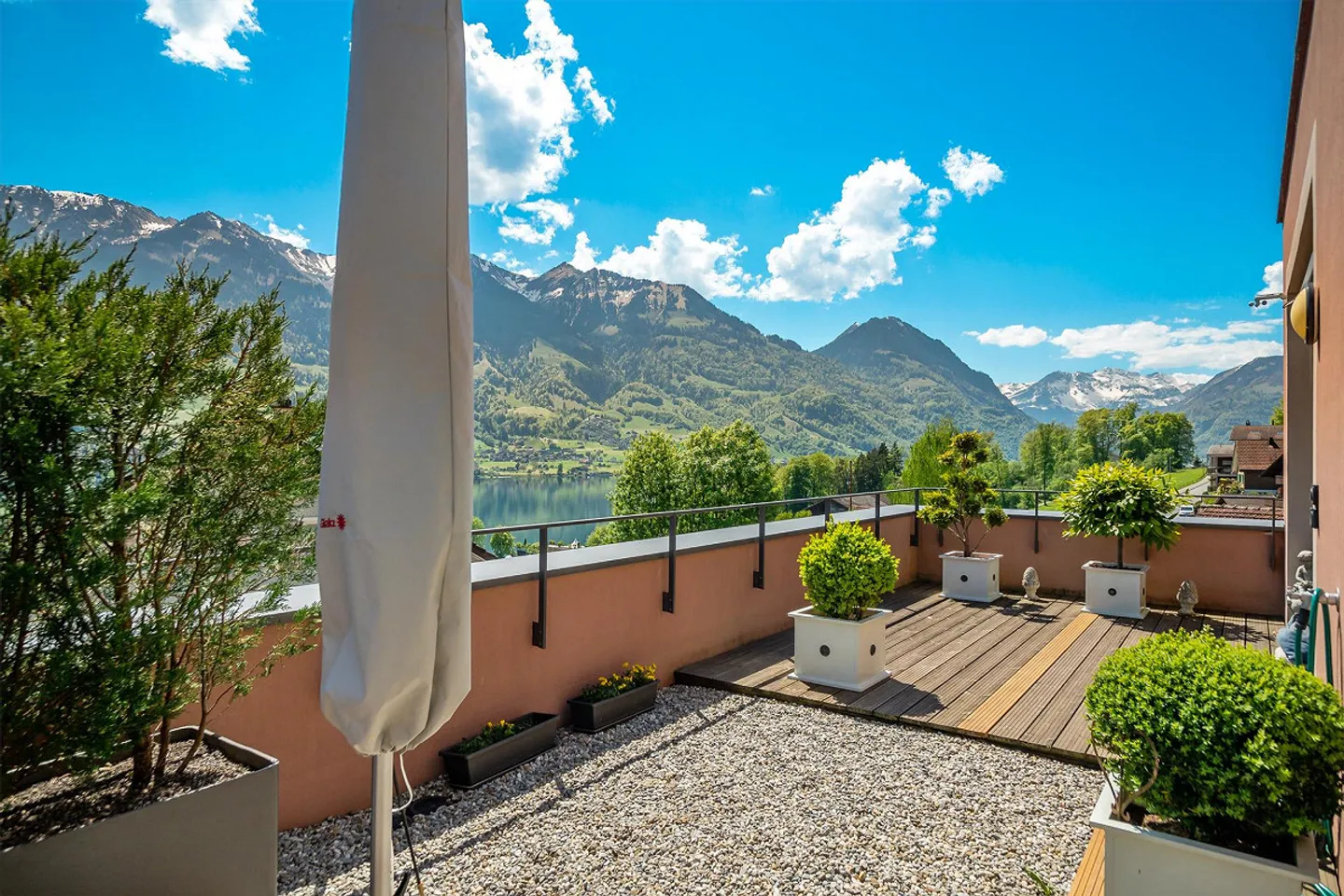 Modern apartment with lake view - Photo 7 of 10
