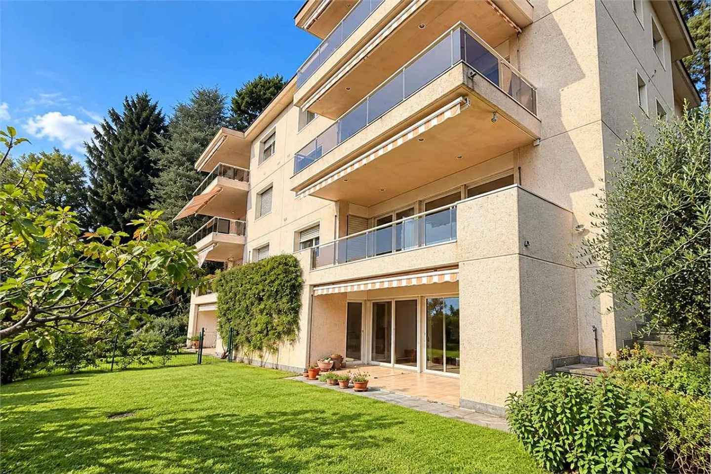 Elegante Residenz mit Seeblick und Privatgarten - Foto 1 von 13